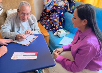 Entregan a domicilio Tarjeta de Bienestar a adultos mayores