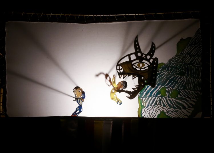 MEX3739. GUADALAJARA (MÉXICO), 01/05/2023.- Integrantes de la compañía Banyan, se presentan con su teatro de marionetas "Nos volvimos búfalos", el 29 de abril de 2023, en la ciudad de Guadalajara, en Jalisco (México). El suicidio juvenil entre las comunidades indígenas, la defensa de la naturaleza y la resitencia de estos grupos son mostrados en una obra de teatro juvenil que formó parte del festival de títeres Festín de los muñecos que concluyó este fin de semana en Guadalajara (oeste de México). EFE/Francisco Rodríguez