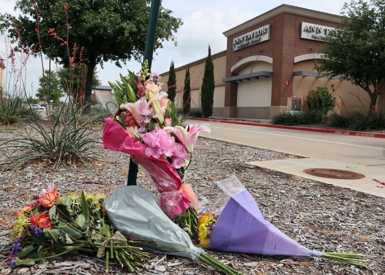 Allen (United States), 07/05/2023.- A boquet of flowers is left in front of the Allen Premium Outlet Mall entrance in remembrance of those killed during the mass shooting that happened the day before in Allen, Texas, USA, 07 May 2023. According to the police, nine people including the gunman were killed on 06 May 2023 after a man opened fire at passers-by. (Incendio, Abierto, Estados Unidos) EFE/EPA/ADAM DAVIS