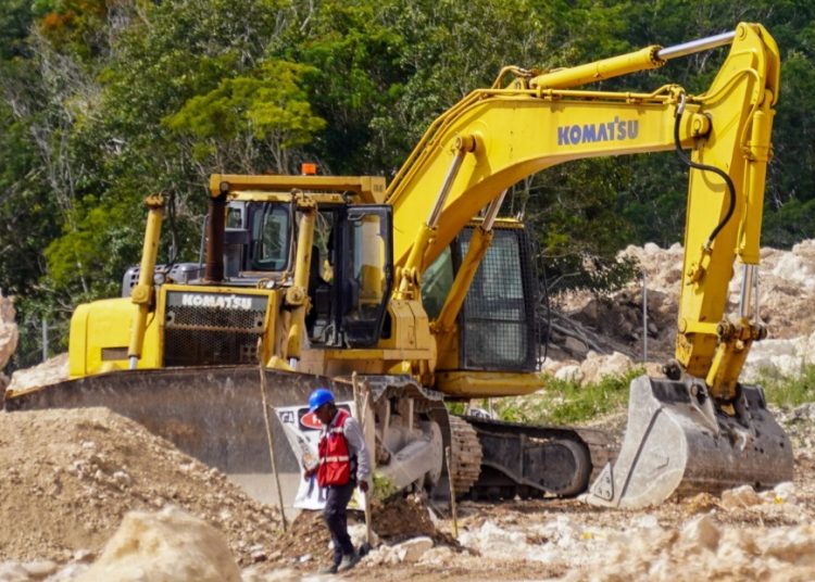 CANCÚN, QUINTANA ROO, 11OCTUBRE2022.- Empleados de la obra del Tren Maya en la entidad continúan levantando estructuras de lo que será una de las estaciones, justo detrás del Aeropuerto Internacional de Cancún. El banderazo de inicio de obra del tramo 5, se llevó a cabo en marzo de 2021, siendo apenas este año cuándo se inició con el desmonte y posterior levantamiento de andamios.Se espera que la mega obra sea puesta en operación en 2024 a antes que culmine el mandato del presidente Andrés Manuel López Obrador. 
FOTO: ELIZABETH RUIZ/CUARTOSCURO.COM