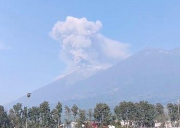 Guatemala se mantiene en alerta por aumento de actividad del volcán de Fuego