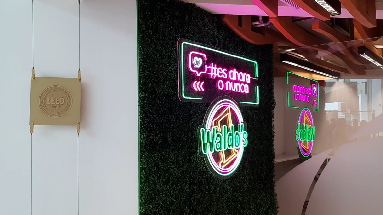 Al inaugurar su nuevo centro corporativo