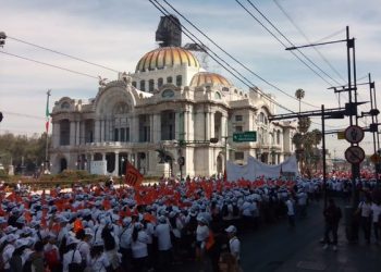 Día del Trabajo: Miles de trabajadores marchan al Zócalo