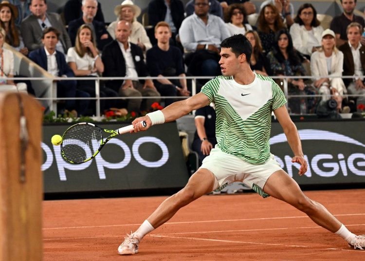 Paris (France), 06/06/2023.- Carlos Alcaraz of Spain plays Stefanos Tsitsipas of Greece in their Men's quarterfinal match during the French Open Grand Slam tennis tournament at Roland Garros in Paris, France, 06 June 2023. (Tenis, Abierto, Francia, Grecia, España) EFE/EPA/CAROLINE BLUMBERG