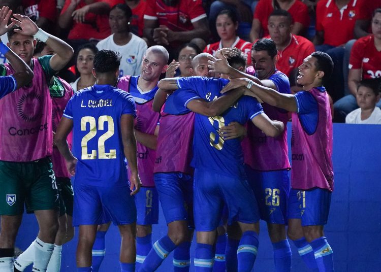 AME5762. PENONOMÉ (PANAMÁ), 10/06/2023.- Oscar Acevedo de Nicaragua celebra una anotación hoy, durante un partido amistoso entre las selecciones de Panamá y Nicaragua, en el estadio Universitario en Llano Marín, en la cuidad de Penonomé (Panamá). EFE/ Eliecer Aizprua Banfield