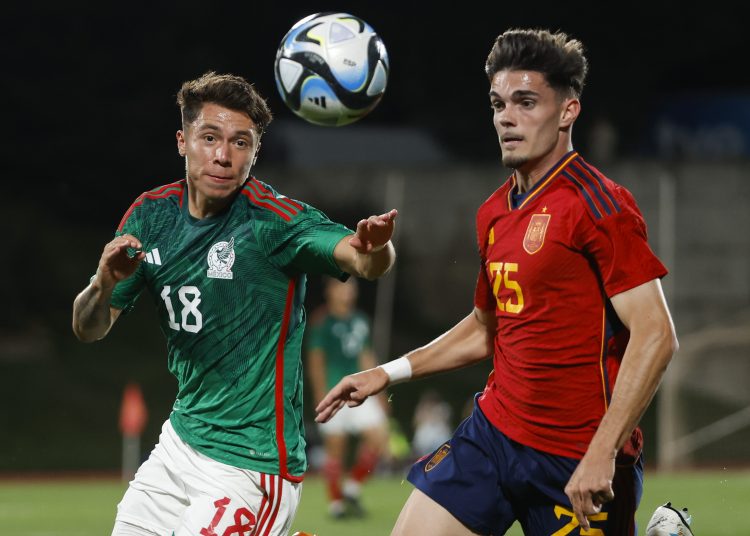 LAS ROZAS (MADRID), 13/06/2023.- El jugador de la selección de México, Rodrigo Huescas (i), disputa el balón ante el jugador de la selección española, Miguel Gutierrez, durante el encuentro amistoso que disputan hoy martes las selecciones de España sub21 y México sub23 en la Ciudad del Fútbol de Las Rozas, en Madrid. EFE / Juanjo Martín.