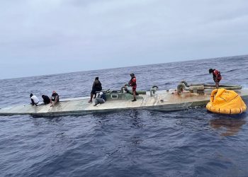 La Marina asegura semisumergible con más de 3.5 toneladas de droga