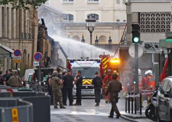 Explosión en centro de París deja derrumbes y heridos de gravedad