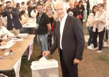 Alfredo del Mazo llegó junto a su esposa a Huixquilucan para emitir su voto