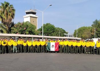México envía equipo de ayuda a Canadá para combatir incendios forestales