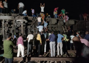 Suben los muertos y heridos tras choque de trenes en la India