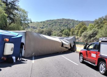 Volcadura de tráiler provoca caos en la México – Cuernavaca