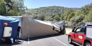 Volcadura de tráiler provoca caos en la México – Cuernavaca