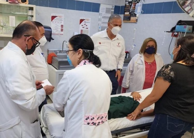 Un alumno de la primaria Leona Vicario, es atendido tras sufrir el golpe de calor