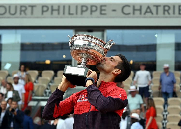 Paris (France), 11/06/2023.- Novak Djokovic of Serbia poses with the Coupe des Mousquetaires after winning against Casper Ruud of Norway in their Men's final match during the French Open Grand Slam tennis tournament at Roland Garros in Paris, France, 11 June 2023. (Tenis, Abierto, Abierto, Francia, Noruega) EFE/EPA/CAROLINE BLUMBERG