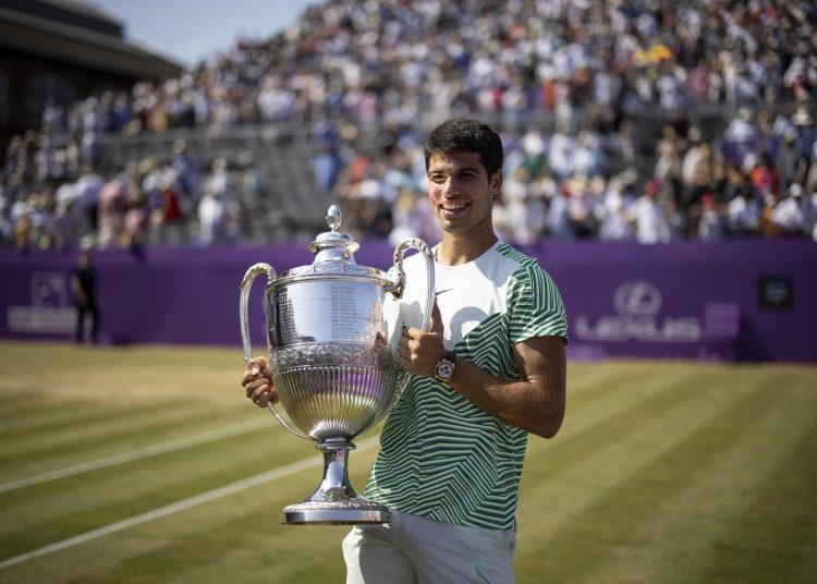 London (United Kingdom), 22/06/2023.- Carlos Alcaraz of Spain celebrates with the trophy after winning against Alex de Minaur of Australia during their final match at the Cinch Tennis Championships in London, Britain, 25 June 2023. (Tenis, España, Reino Unido, Londres) EFE/EPA/TOLGA AKMEN