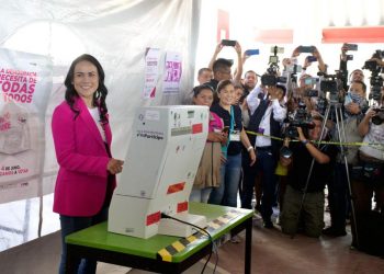 Alejandra del Moral, candidata de la alianza PRI-PAN-PRD, emite su voto en Cuautitlán Izcalli