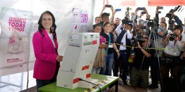 Alejandra del Moral, candidata de la alianza PRI-PAN-PRD, emite su voto en Cuautitlán Izcalli