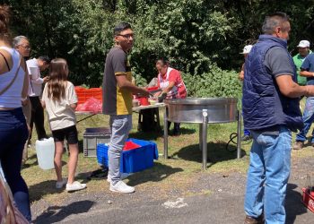 ¡Mente de tiburón! Aprovechan caos vial en la México-Toluca y venden tacos