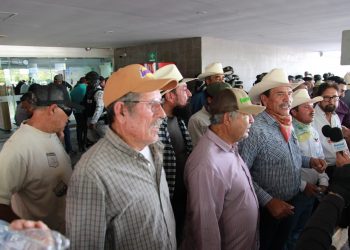 Productores de Sinaloa bloquean Aeropuerto de Culiacán