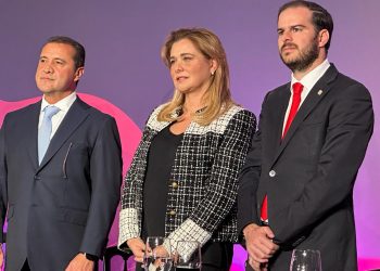 Recibe el Premio Antena CIRT, la Gobernadora Maru Campos.