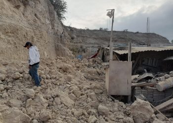 Desgajamiento de cerro pone en riesgo a familias que se niegan a ser desalojadas en el Edomex