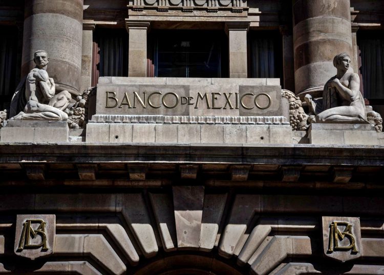 CIUDAD DE MÉXICO, 12FEBRERO2021.- El Banco de México recortó la tasa de interés referencial de un 4.25 a un 4 por ciento debido a la incertidumbre de la actividad económica en México provocada por la pandemia de covid-19. 
FOTO: MARIO JASSO/CUARTOSCURO.COM