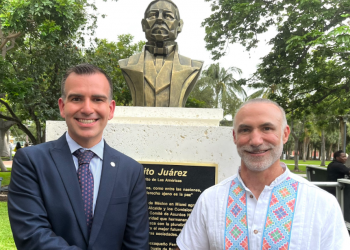 Develan monumento de Benito Juárez en el extranjero
