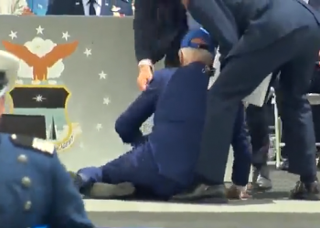 Nuevamente Biden cae en evento, aquí el video