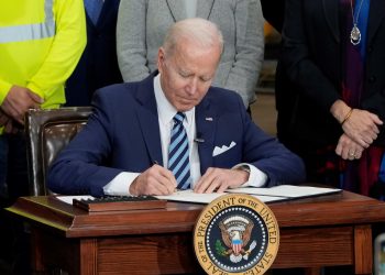 Biden firma el acuerdo para elevar el techo de deuda de EU