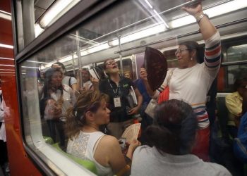 Usuarios se quejan de calor extremo en el Metro