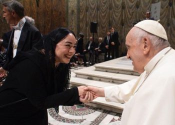 ¿Qué hace Carla Morrison con el Papa Francisco? Aquí te decimos