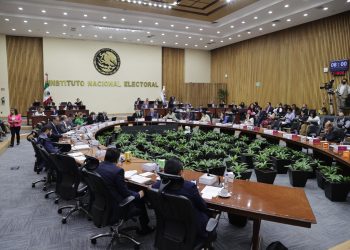 ¿Se reunirán López Obrador y los consejeros del INE?