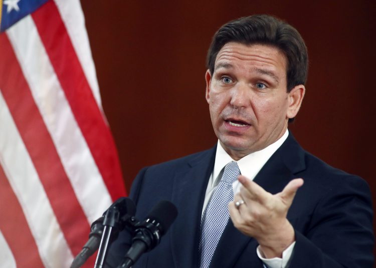ARCHIVO - El gobernador de Florida Ron DeSantis responde preguntas de los medios de comunicación en el Capitolio estatal, en Tallahassee, el martes 7 de marzo de 2023. (AP Foto/Phil Sears, Archivo)