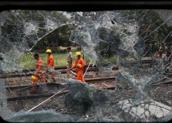 Se eleva la cifra de muertos por el peor accidente ferroviario en la India