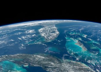Extracción de agua subterránea inclina a la Tierra