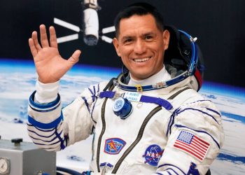 El astronauta Frank Rubio charlará con niñas y niños hispanos desde el espacio