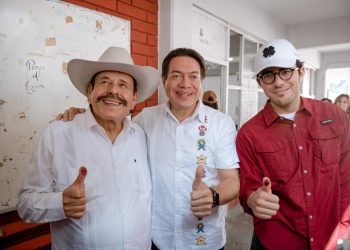 Armando Guadiana, llega a la casilla en Saltillo, Coahuila para emitir su voto