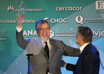 Premian al canciller Marcelo Ebrard en EU por gestión de vacunas contra el COVID-19
