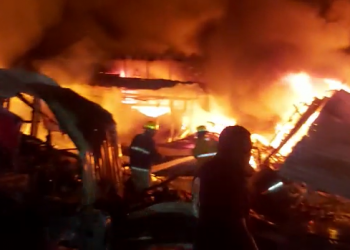 Fuerte incendio en mercado central de Acapulco afecta a más de 300 locales