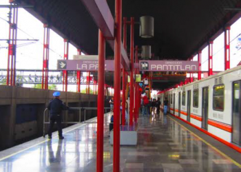 Oficiales asisten a menor en Línea A del Metro