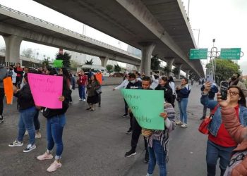 Maestros del Estado de México colapsan vialidades por pagos salariales incompletos