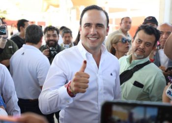 Emite voto Manolo Jiménez, dice estar seguro pero no confiado