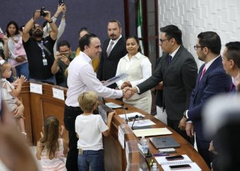 Recibe Manolo Jiménez constancia como gobernador electo de Coahuila