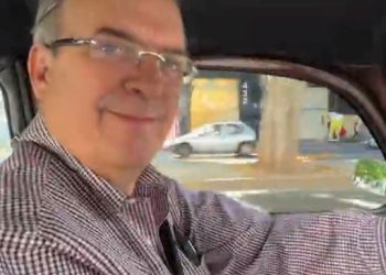 En vochito inicia Marcelo Ebrard recorrido