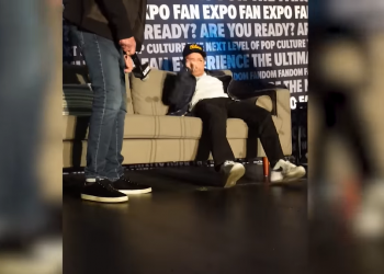 VIDEO: Michael J. Fox, de Volver al Futuro, cae en pleno escenario