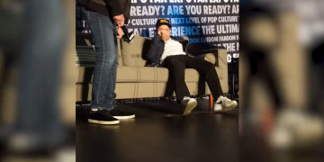 VIDEO: Michael J. Fox, de Volver al Futuro, cae en pleno escenario