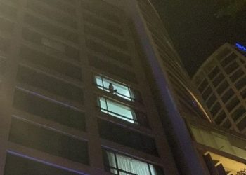 Mujer se lanza de lo alto de un hotel en Reforma