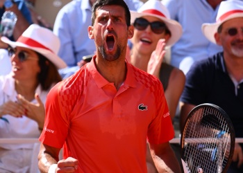Djokovic, primer finalista de Roland Garros tras derrotar a un disminuido Alcaraz