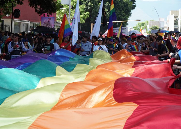 MEX8127. OAXACA (MEXICO), 18/06/2023.- Cientos de personas participan en la tercera marcha por el orgullo gay hoy, en la ciudad de Oaxaca (México). Cientos de personas participaron en la tercera edición de la Marcha Caravana por el orgullo LGBTQ+ en la ciudad de Oaxaca, al sur de México. EFE/Daniel Ricárdez